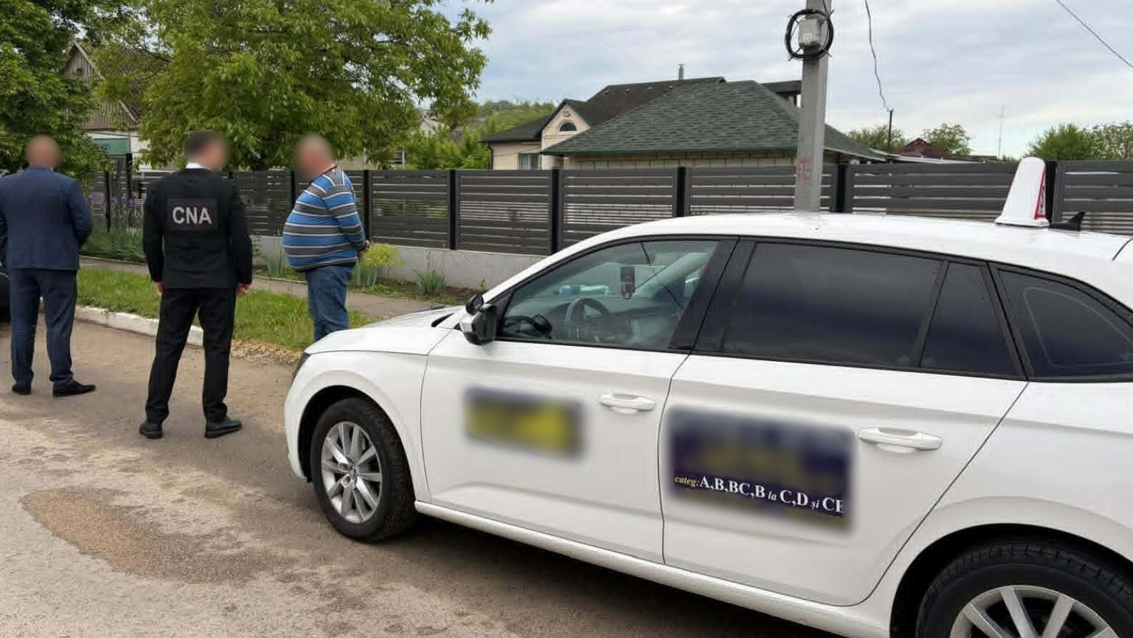 Angajați de la ASP, instructori auto și administratorii unei școli auto, bănuiți de corupție - trei persoane, reținute