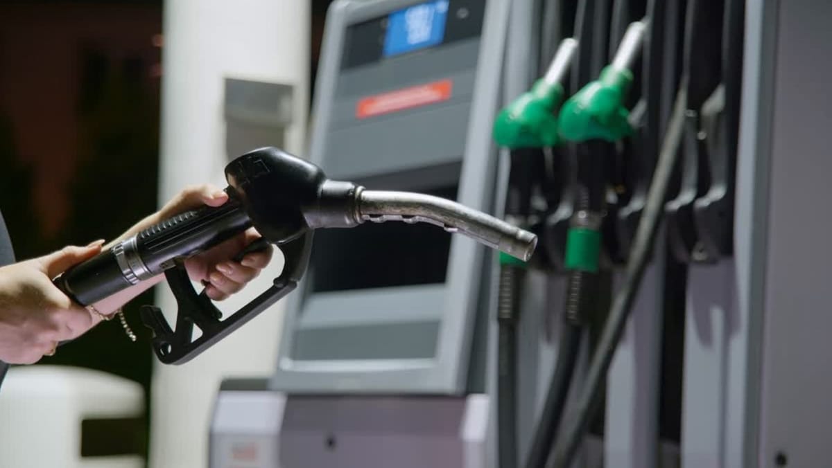 Benzina se scumpește, motorina se ieftinește ușor: noile prețuri la carburanți anunțate pentru 26 mai