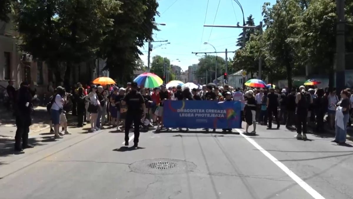 „Dragostea creează, legea protejează”. A început marșul Pride în centrul capitalei