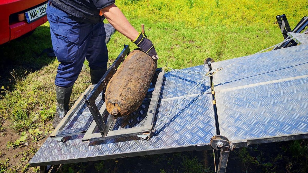 VIDEO/ O bombă de aviație descoperită pe malul Prutului a fost detonată în siguranță