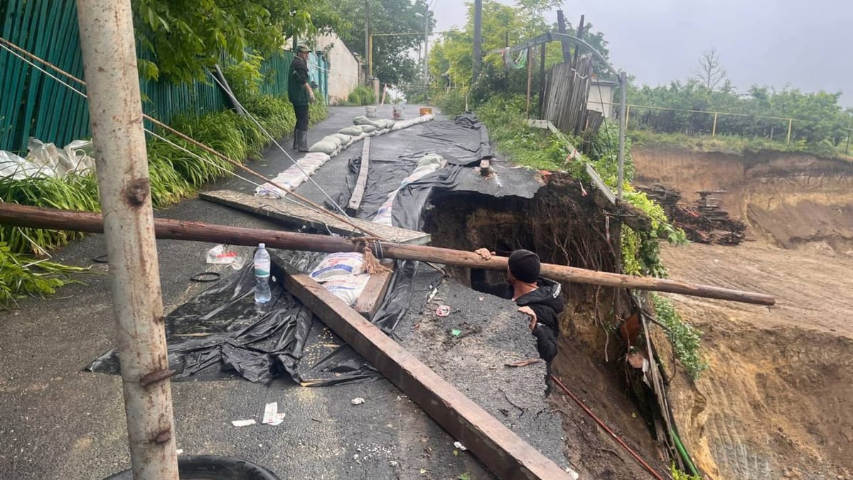 FOTO/ Alertă în orașul Ialoveni: Un sector de drum s-a surpat în vecinătatea unui șantier de construcții