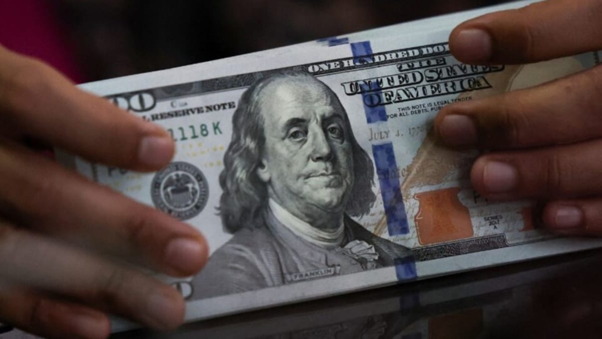 Presiune pe leul moldovenesc. Dolarul american se apreciază cu aproape 12 bani