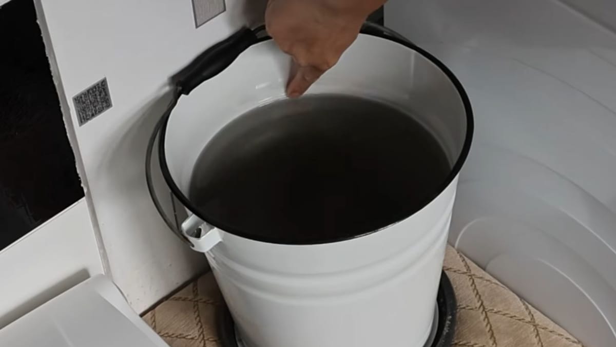Apă de culoare închisă și cu miros neplăcut în satul Tocuz. Ce spun autoritățile locale