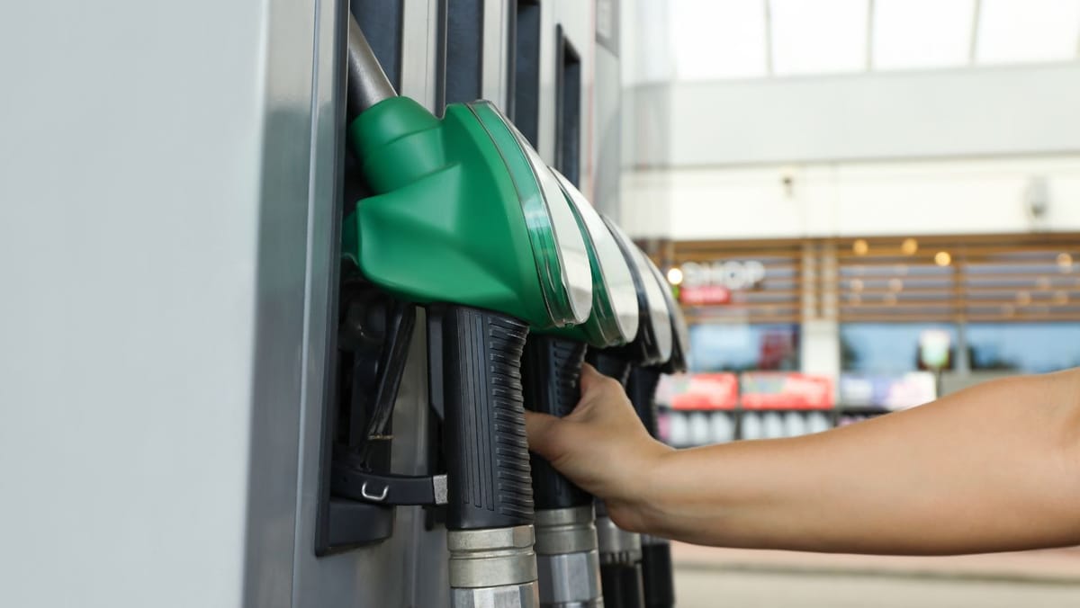 Carburanții se ieftinesc și în weekend. Prețul benzinei scade cel mai mult