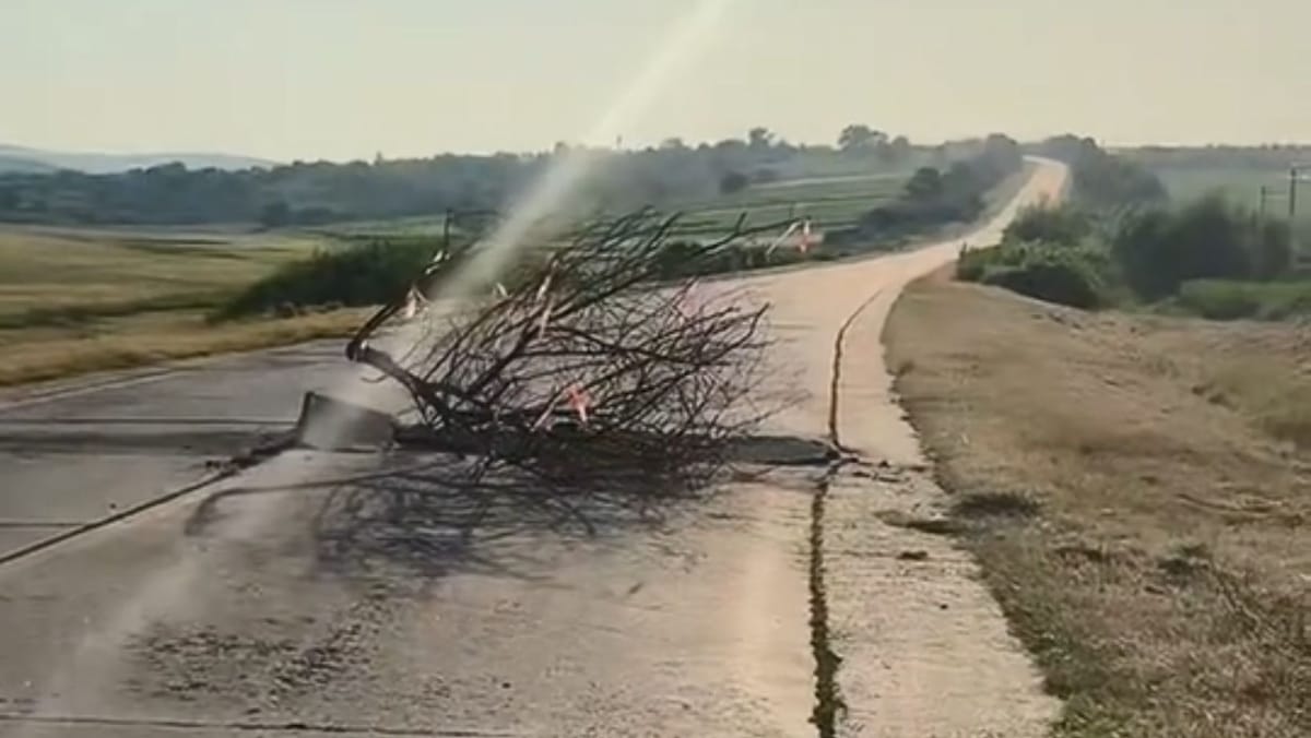 Pericol pe traseul Chișinău-Bălți. În apropierea localității Dumbrăvița s-au ridicat din nou dalele de beton - VIDEO
