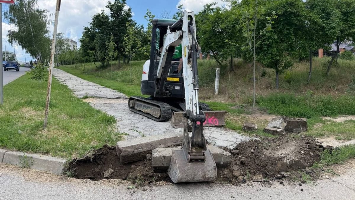 FOTO/ Un segment de trotuar de pe strada Studenților din Chișinău este reabilitat. Va fi amenajată și o parcare