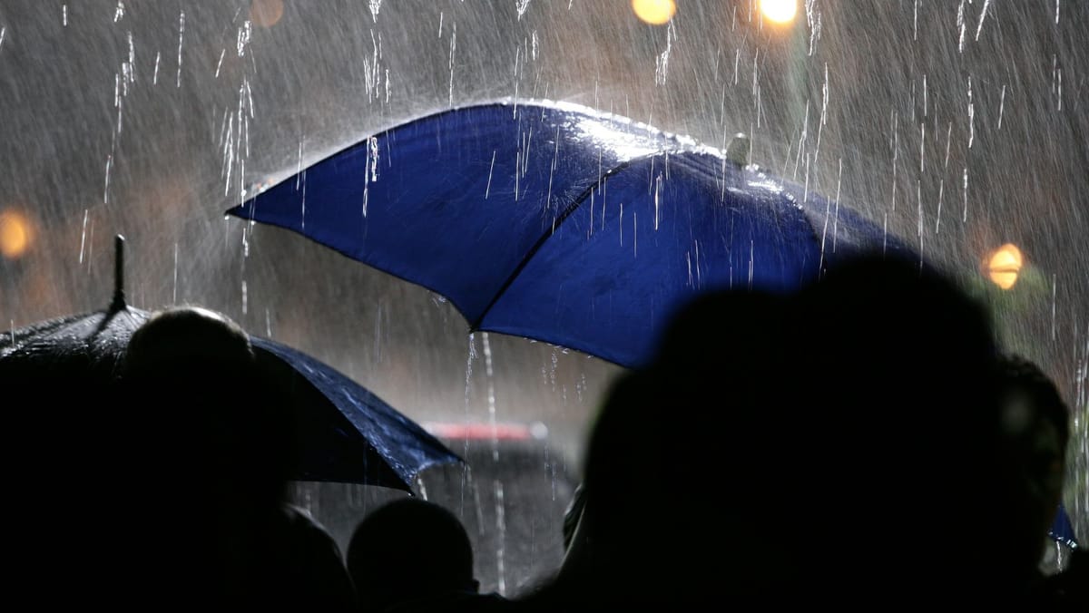Scăpăm de codul portocaliu de instabilitate atmosferică, dar nu și de cel galben. Meteorologii au actualizat avertismentele