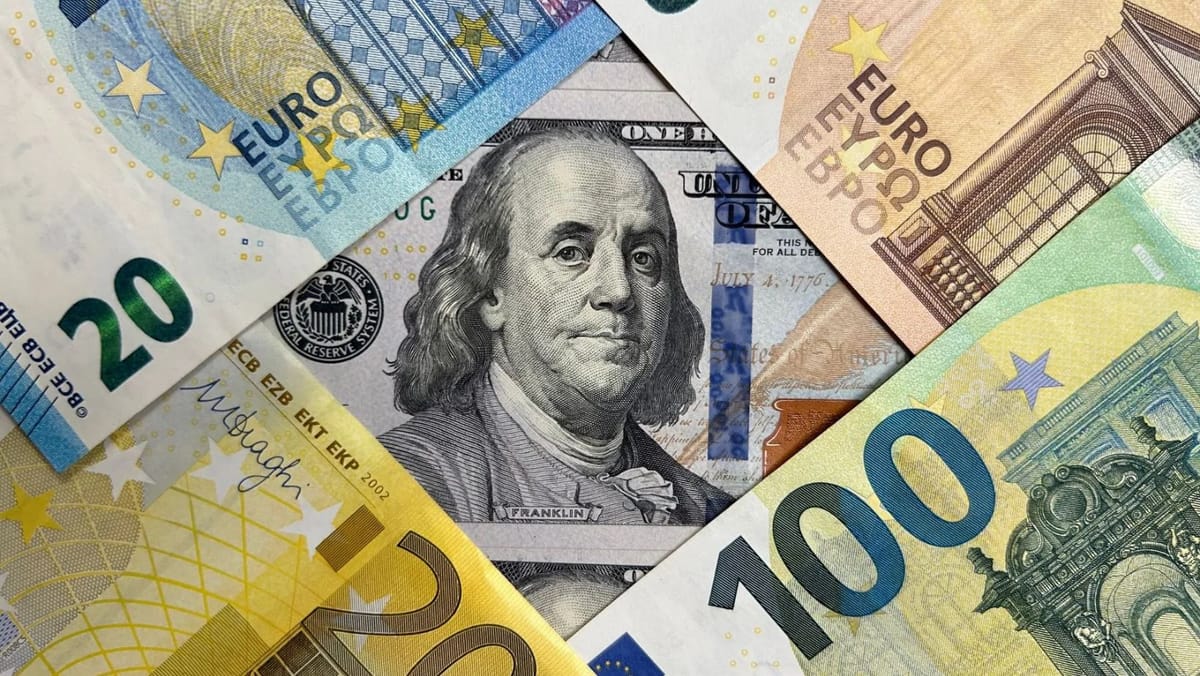 Euro, dolarul american și leul românesc se scumpesc. Cât costă hrivna ucraineană
