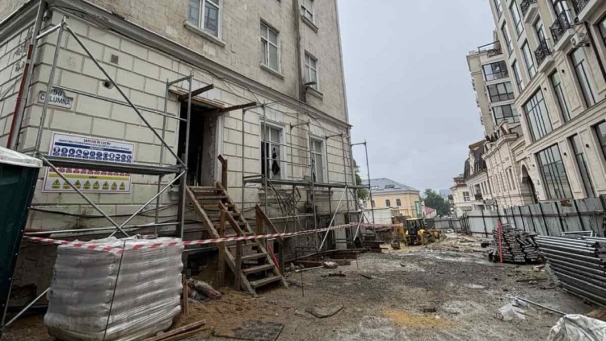 Incident pe un șantier din Chișinău: Peretele exterior al unei clădiri a cedat parțial în timpul lucrărilor de reconstrucție