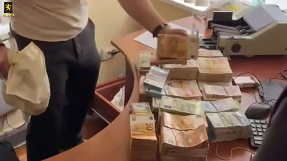 VIDEO/ Cinci persoane, plasate în arest preventiv în urma unui caz de escrocherie telefonică. Trei sunt cetățeni ai Ucrainei