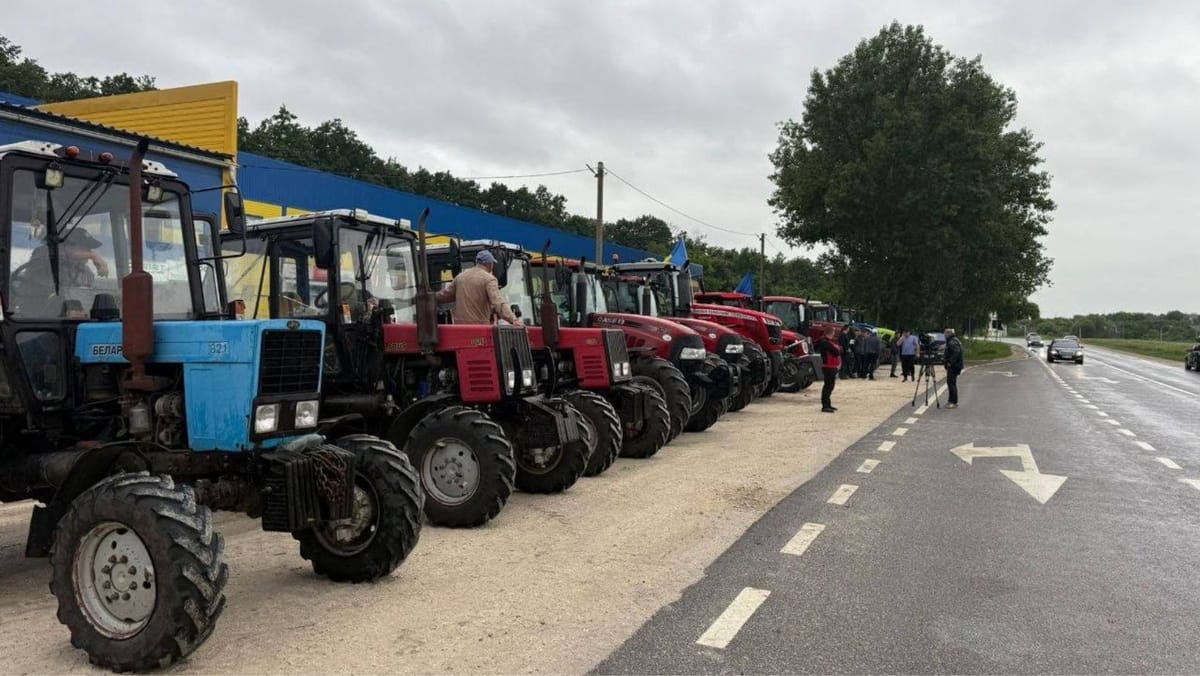 VIDEO/ Fermierii au ieșit din nou în stradă. Tehnica agricolă staționează pe mai multe trasee naționale