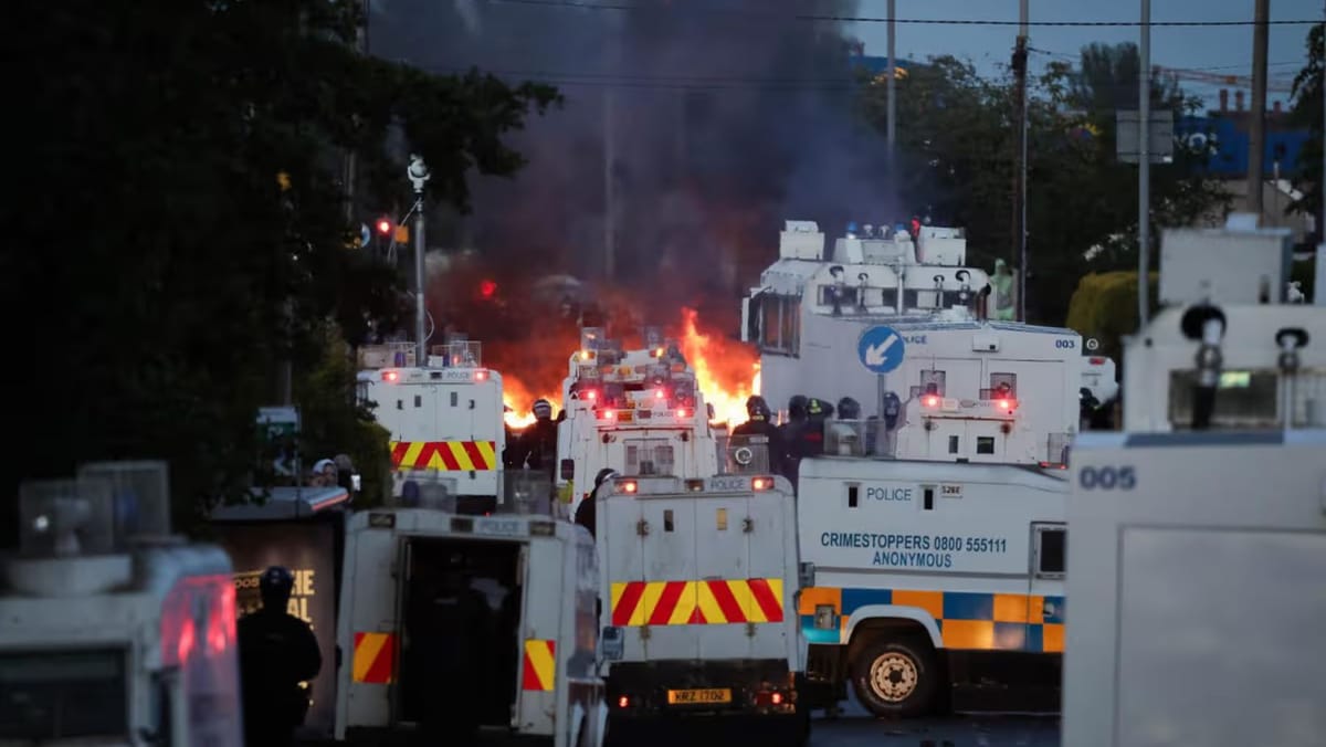 Moldovenii din Irlanda de Nord sunt îndemnați să fie prudenți. Ambasada avertizează asupra protestelor violente din regiune