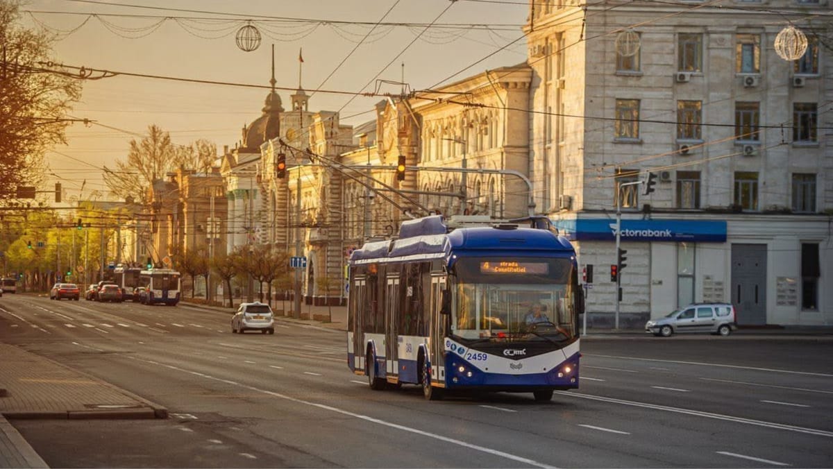 Trafic suspendat pe bulevardul Ștefan cel Mare. Transportul, redirecționat în timpul cursei „Chișinău 10 km Night Run”