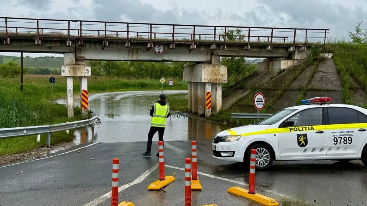 Atenție! Circulație blocată lângă Podul Negrești din Strășeni din cauza acumulării de apă pe carosabil