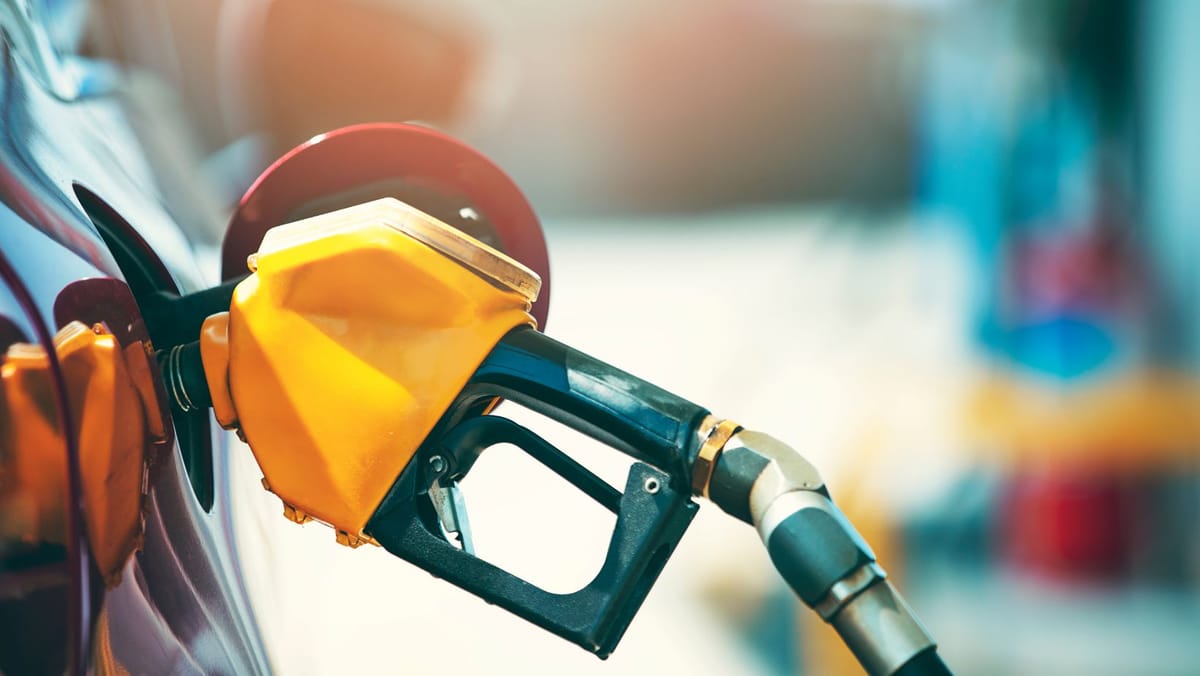 Săptămâna începe cu noi scăderi la carburanți. Motorina se ieftinește cu 21 de bani