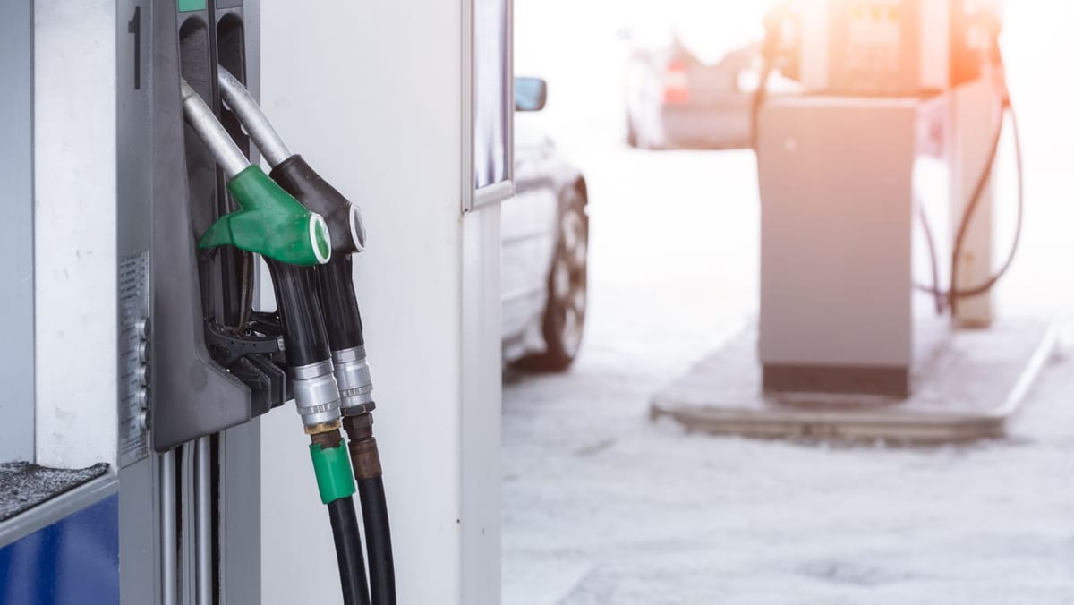 Prețurile la pompă se ieftinesc. Mâine, motorina pierde 29 de bani, iar benzina 17 bani