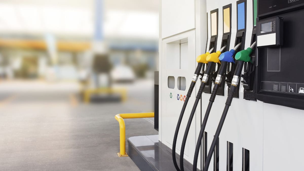 Vești bune pentru șoferi înainte de weekend. Motorina coboară sub 26 de lei, iar benzina sub 28 de lei