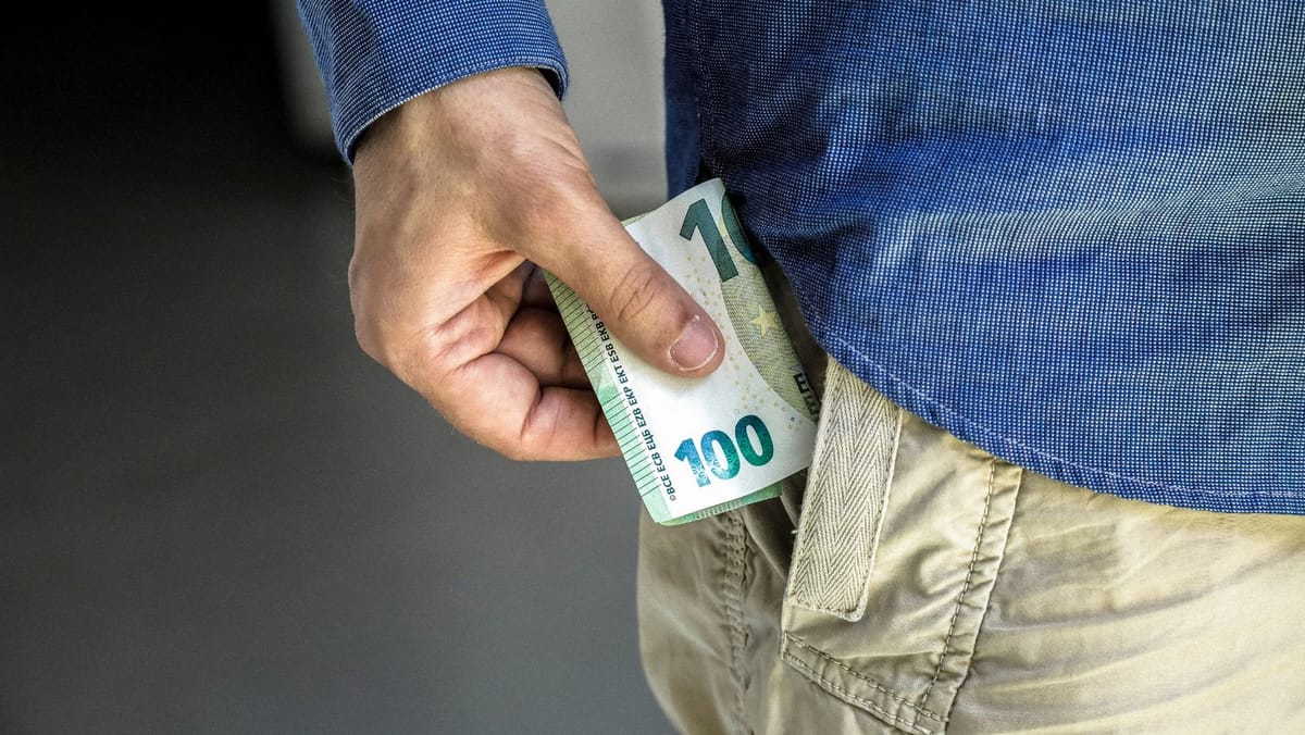 Curs valutar pentru sfârșit de săptămână: euro și dolarul cresc, leul românesc urcă ușor