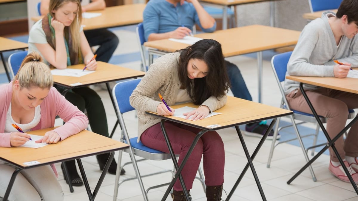 Peste 17.000 de absolvenți susțin astăzi examenul la limba străină. Nouă candidați au doar o singură probă