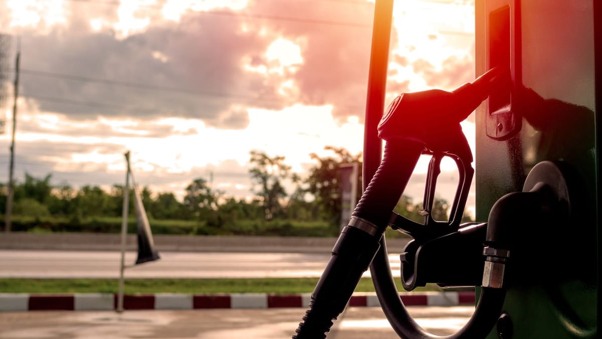 Benzina pierde încă 23 de bani. ANRE a anunțat noile prețuri pentru marți