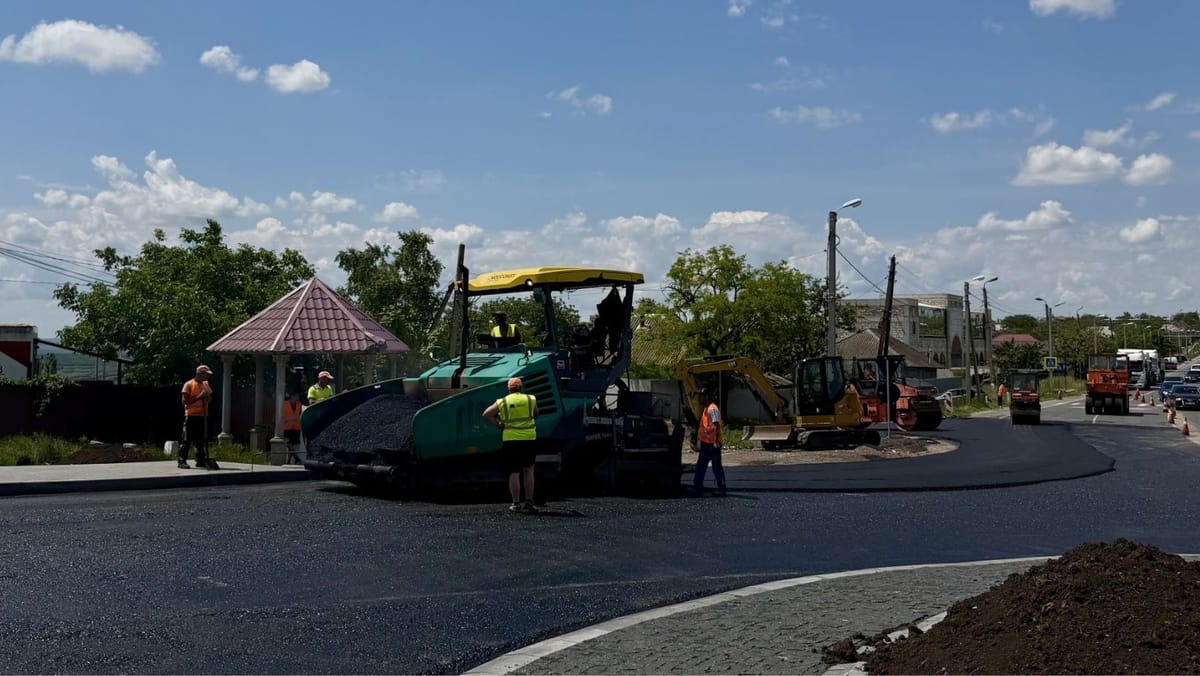 FOTO/ Sensul giratoriu de la intersecția R6 cu drumul spre Peresecina este gata în proporție de 80%