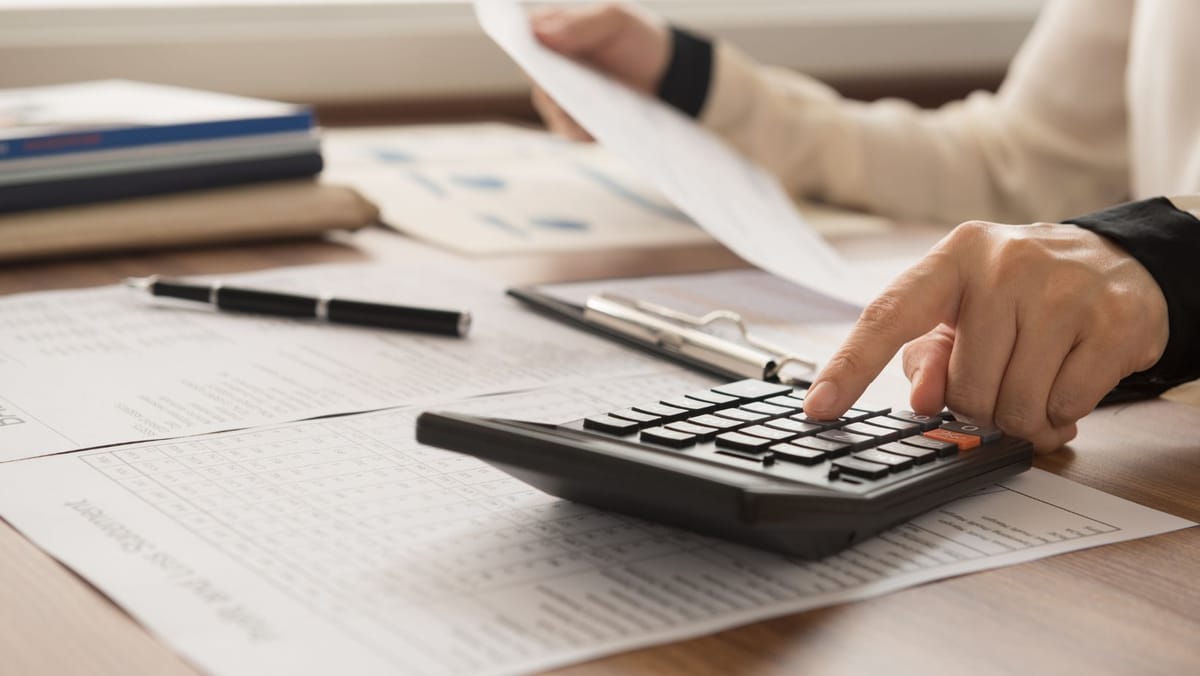 Dobânzi calculate greșit și clauze abuzive în contracte. Ce a găsit Comisia Pieței Financiare la bănci și prestatori de plăți