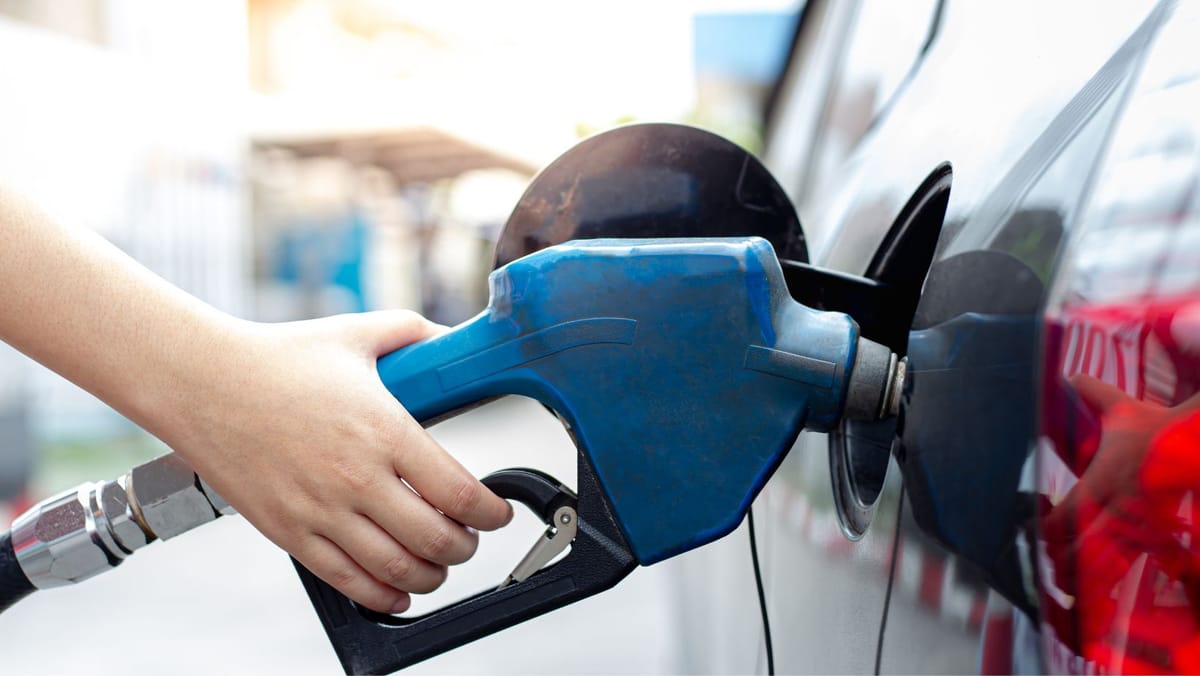 Carburanții se ieftinesc la început de săptămână. Motorina scade cu 11 bani