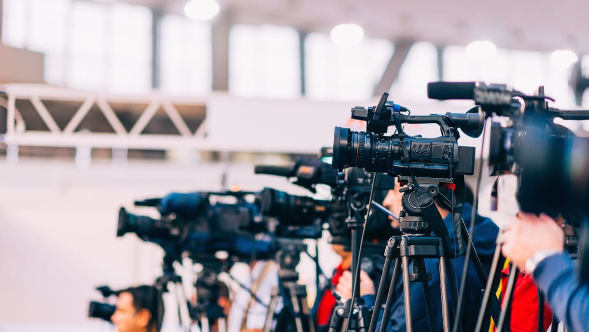O nouă lege pentru mass-media ajunge în Parlament. Ce se schimbă pentru presă