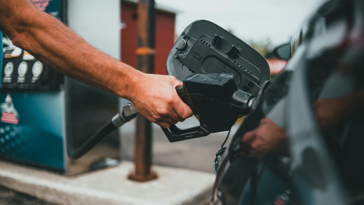 Vești bune pentru șoferi. Carburanții continuă să se ieftinească