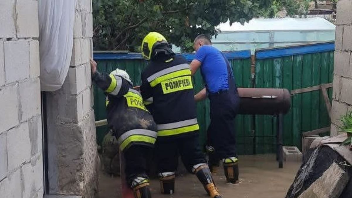 Ploile au făcut ravagii: trei tone de apă evacuate dintr-o gospodărie. Salvatorii au intervenit în 37 de cazuri