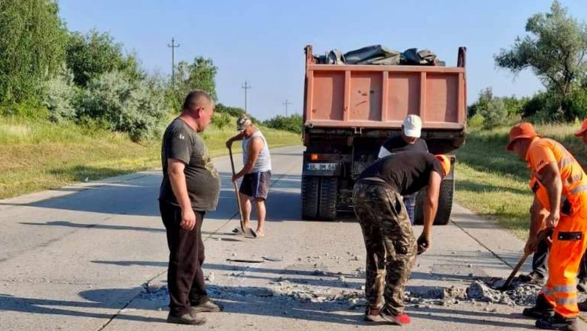 Drumarii au intervenit după valul de caniculă: nouă sectoare de drum afectate, lucrări de remediere în desfășurare