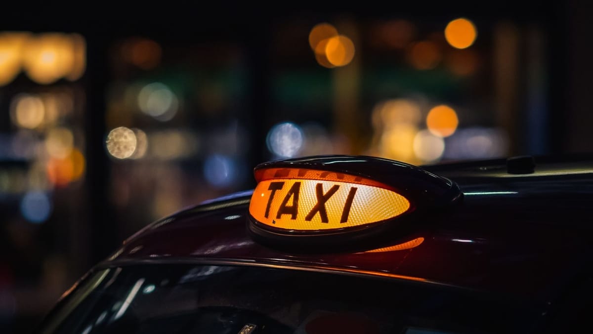 Aplicațiile de taxi, obligate să opereze prin instituții financiare licențiate din Republica Moldova