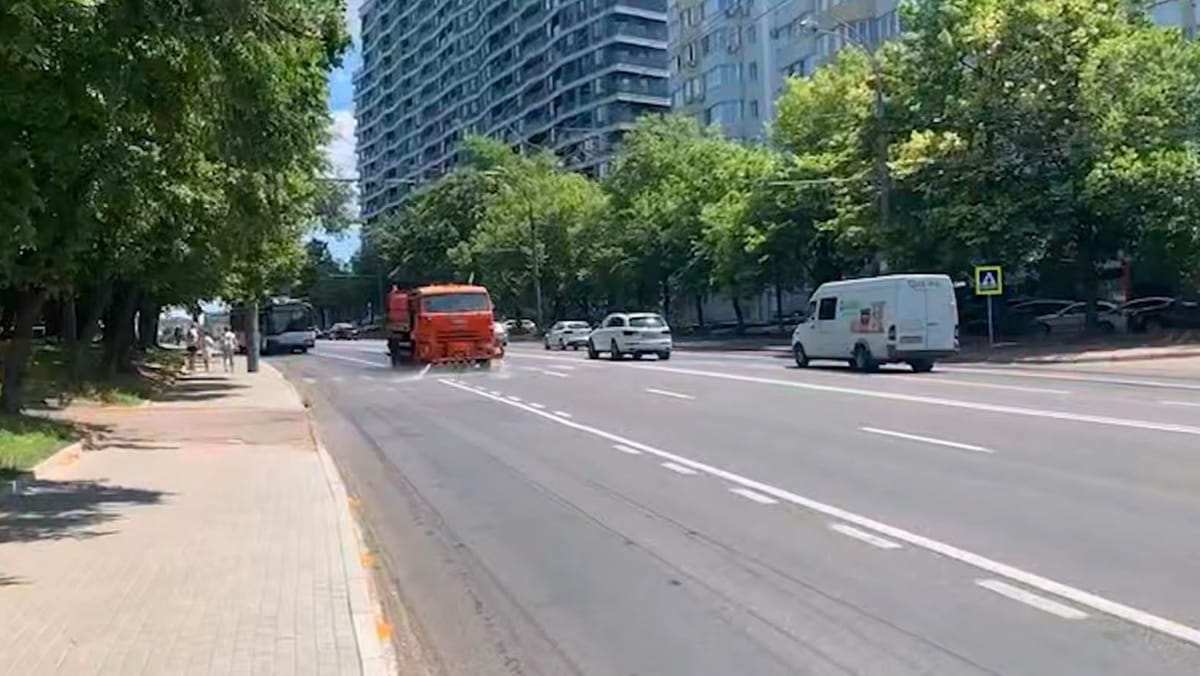Primăria reia stropirea străzilor pe timp de caniculă: Se utilizează apă tehnică din Mina Chișinău