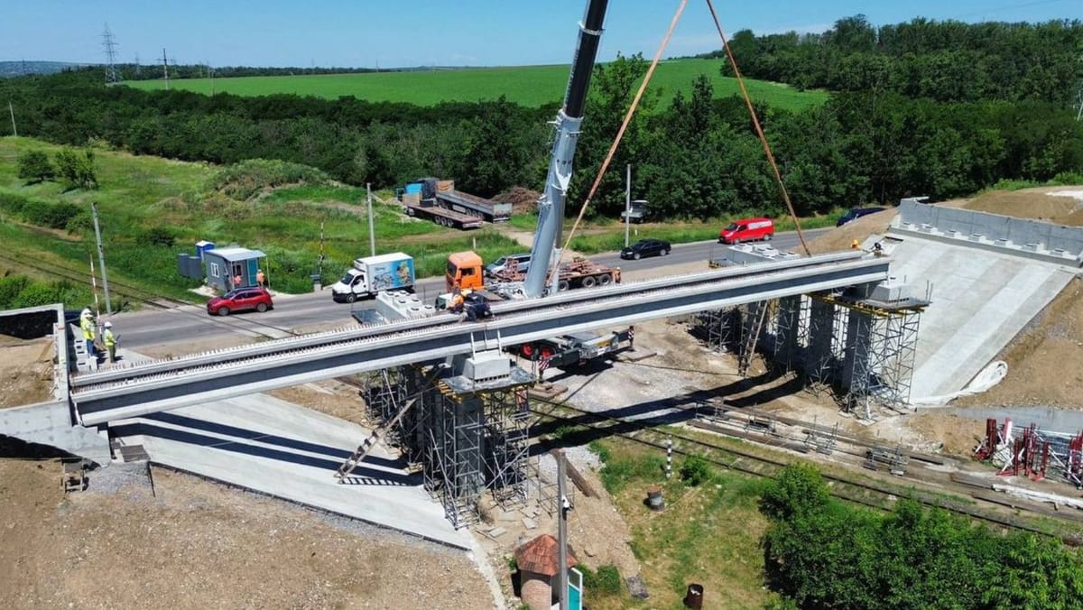 Pasajul de pe centura municipiului Bălți, finalizat în proporție de 60%. Au fost montate grinzile principale