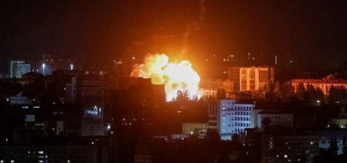 VIDEO/ Un mort și 13 răniți după un atac masiv cu rachete. Rusia a lansat zeci de rachete balistice și hipersonice, la Kiev