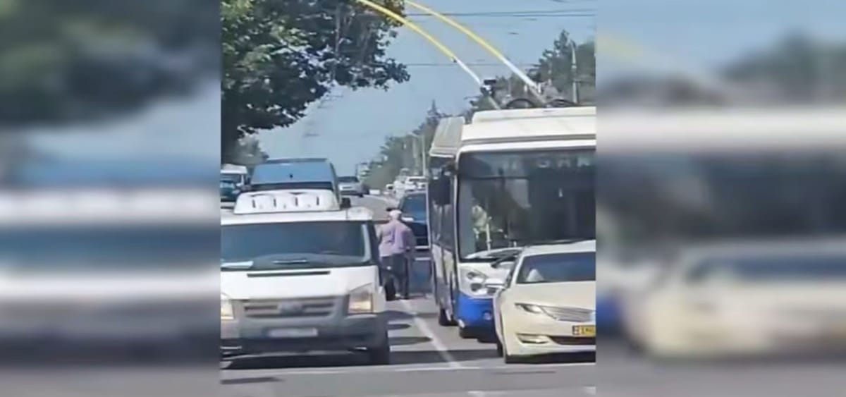 VIDEO/ Șase persoane surprinse cerșind în trafic la Botanica. Trei foloseau copii minori pentru a solicita bani