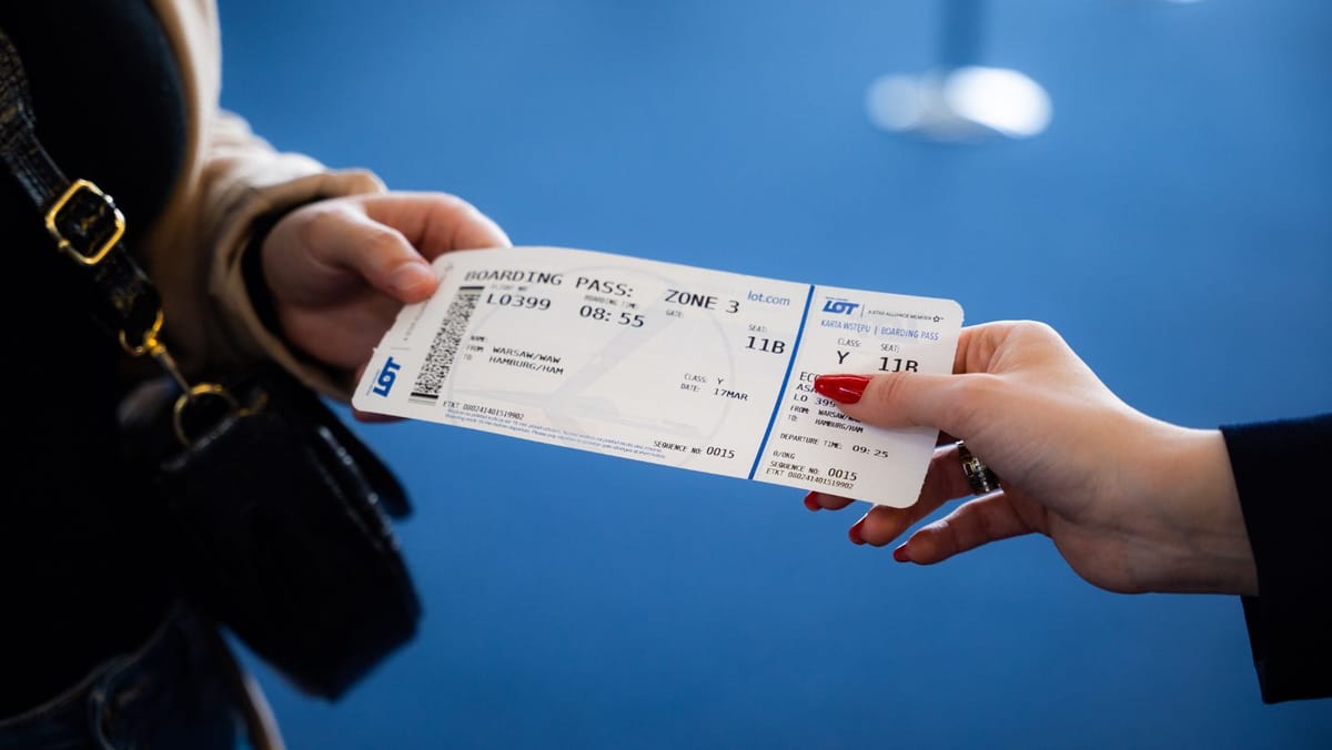 Copiii nu vor mai putea fi separați de părinți în avion. Noi reguli aprobate de Parlamentul European