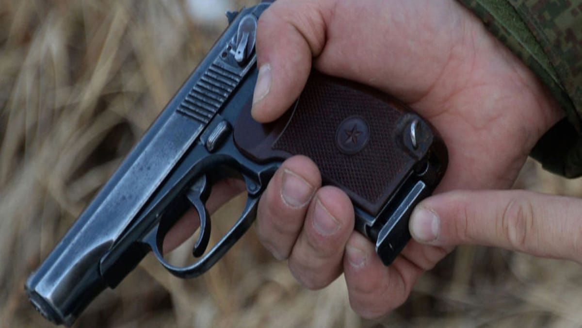Un polițist din Criuleni s-ar fi împușcat cu arma din dotare. Bărbatul a fost transferat la Chișinău
