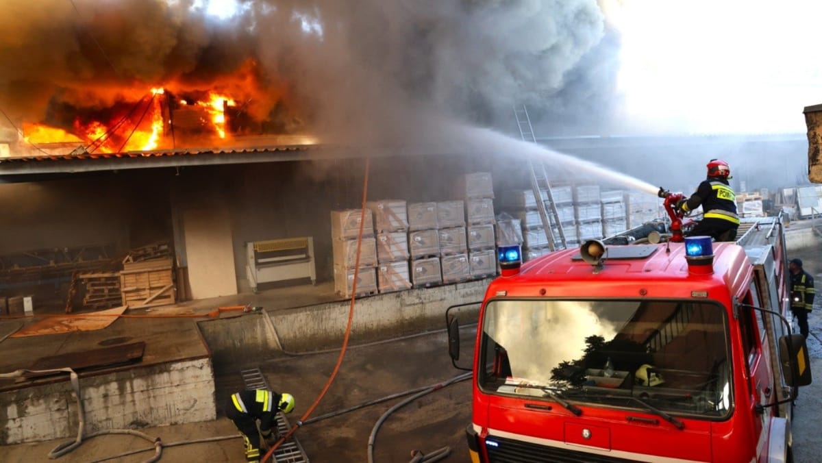 FOTO/ Incendiul de la depozitul de pe strada Uzinelor a fost lichidat la peste 25 de ore de la izbucnire