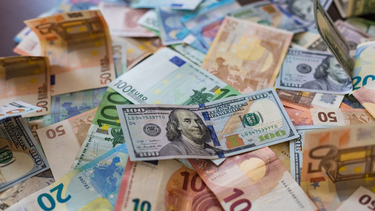 Dolarul american își continuă deprecierea, iar euro se mai scumpește cu peste un ban