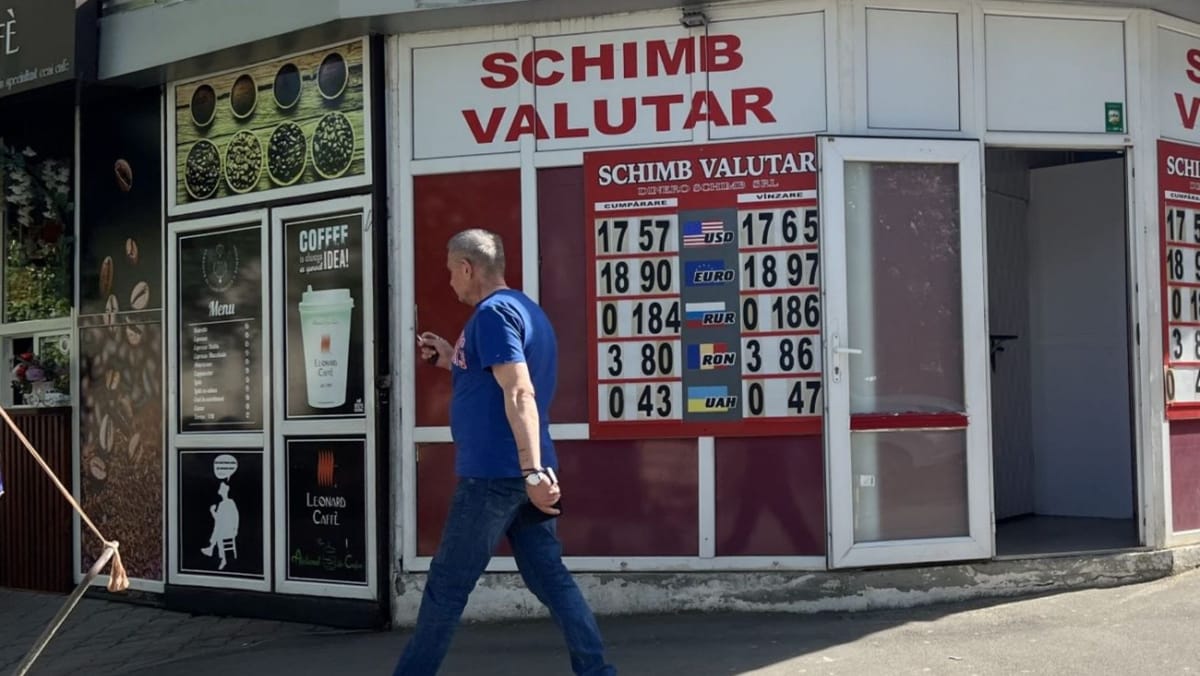 Dolarul se scumpește cu aproape trei bani, iar euro se ieftinește cu circa doi bani
