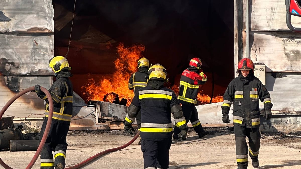 FOTO/ Incendiu la un depozit cu materiale de construcție din sectorul Ciocana al capitalei. Sunt mobilizați 62 de pompieri