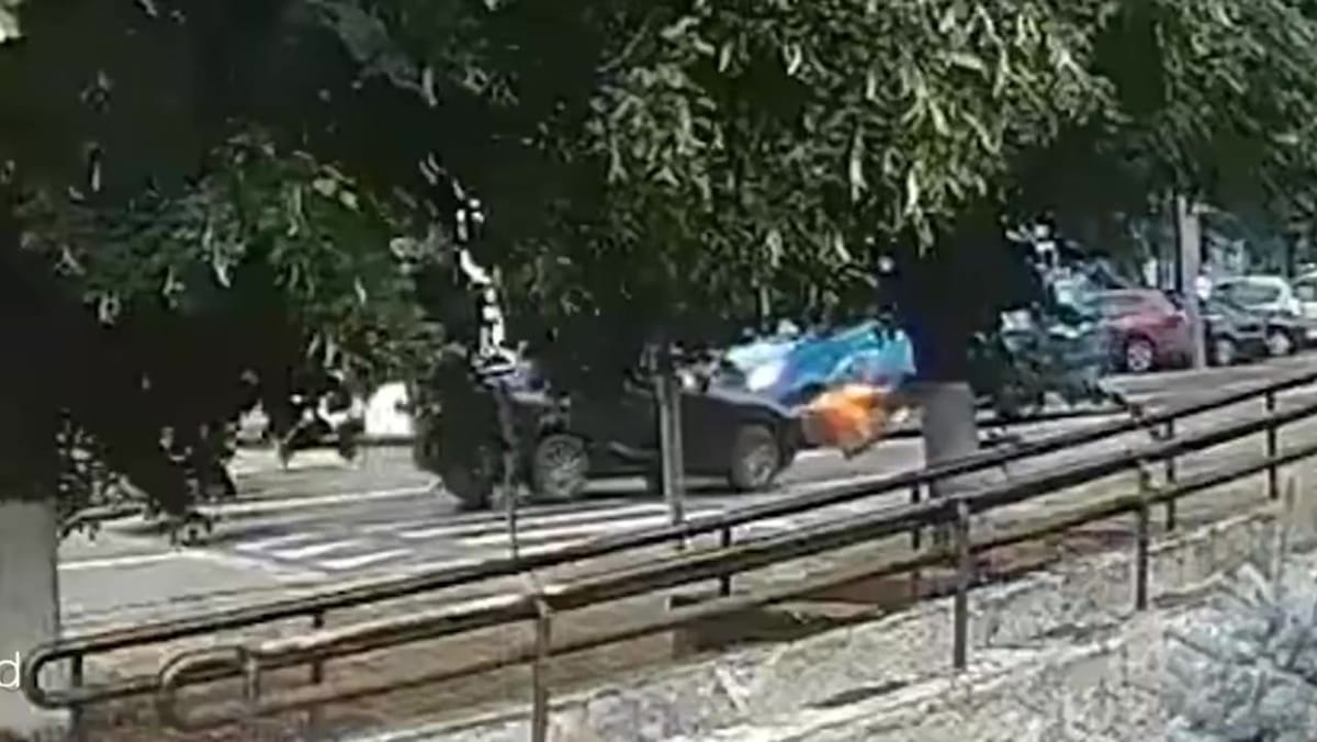VIDEO/ Un bărbat, tamponat în timp ce traversa regulamentar pe o trecere de pietoni din sectorul Ciocana al capitalei