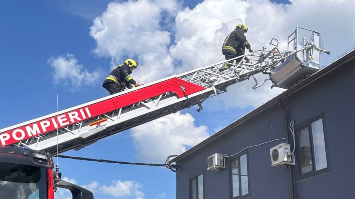 Incendiu la un depozit frigorific de pe strada Petricani din capitală. Flăcările au afectat acoperișul edificiului
