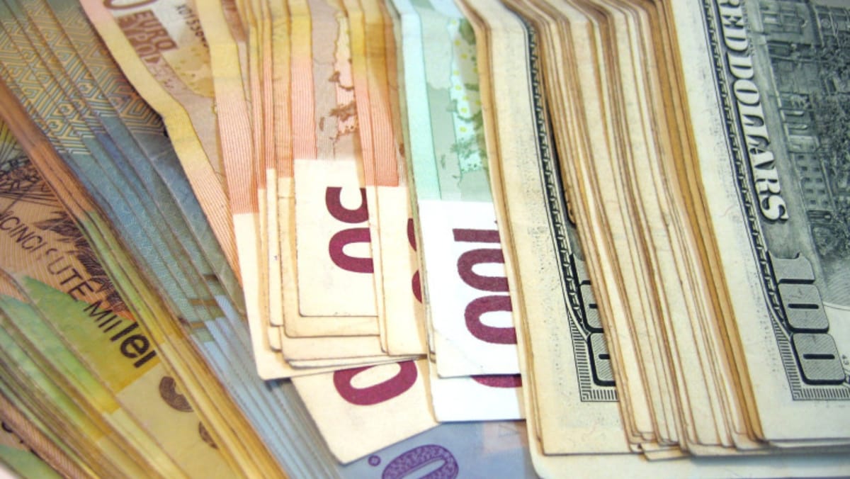Euro, dolarul american și leul românesc se ieftinesc