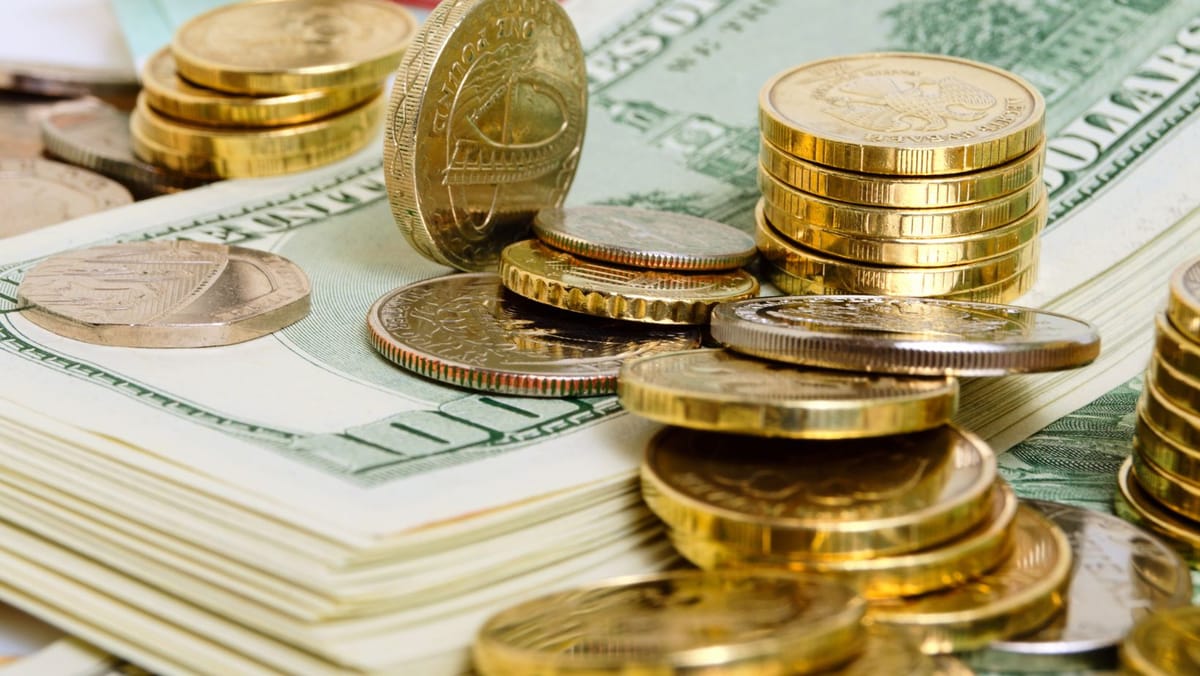 Leul slăbește la început de săptămână. Euro, dolarul și leul românesc cresc ușor