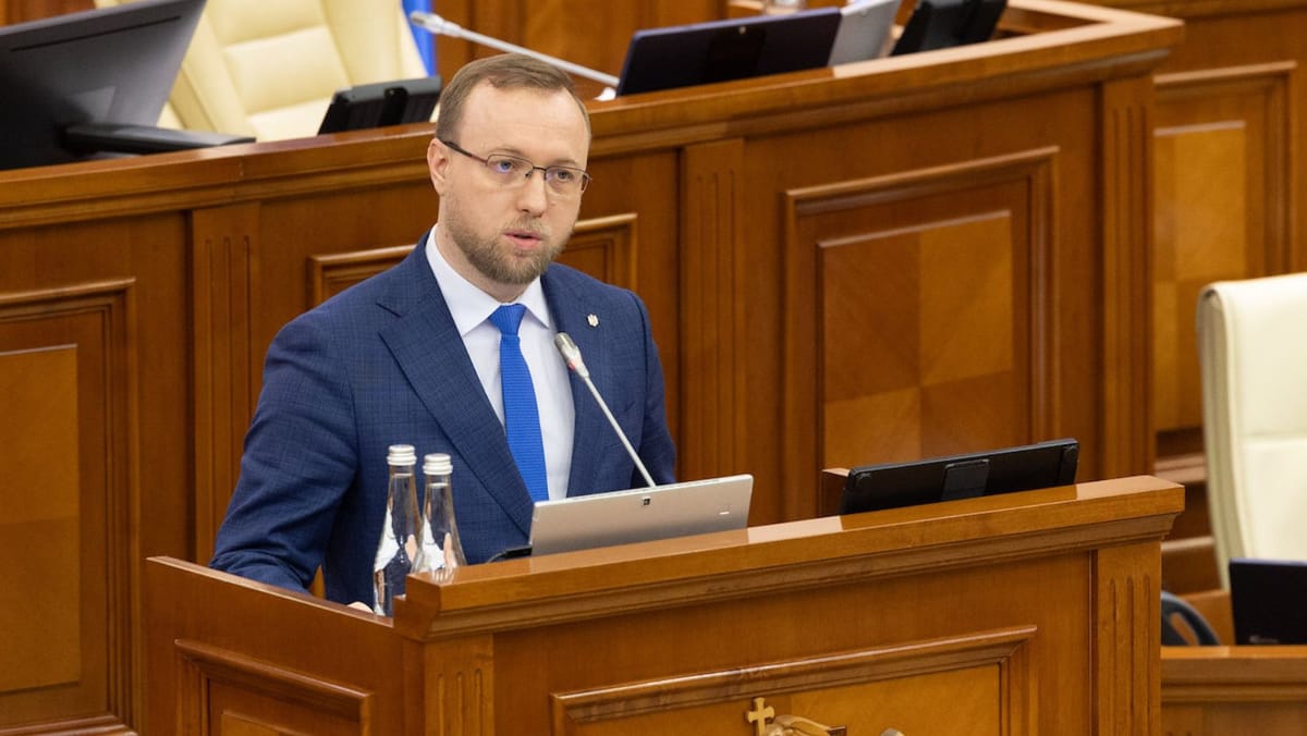 Șeful SIS spune că escrocheriile ar fi coordonate de la Moscova. S-a dat sarcina - „loviți în buzunar și în credibilitate”