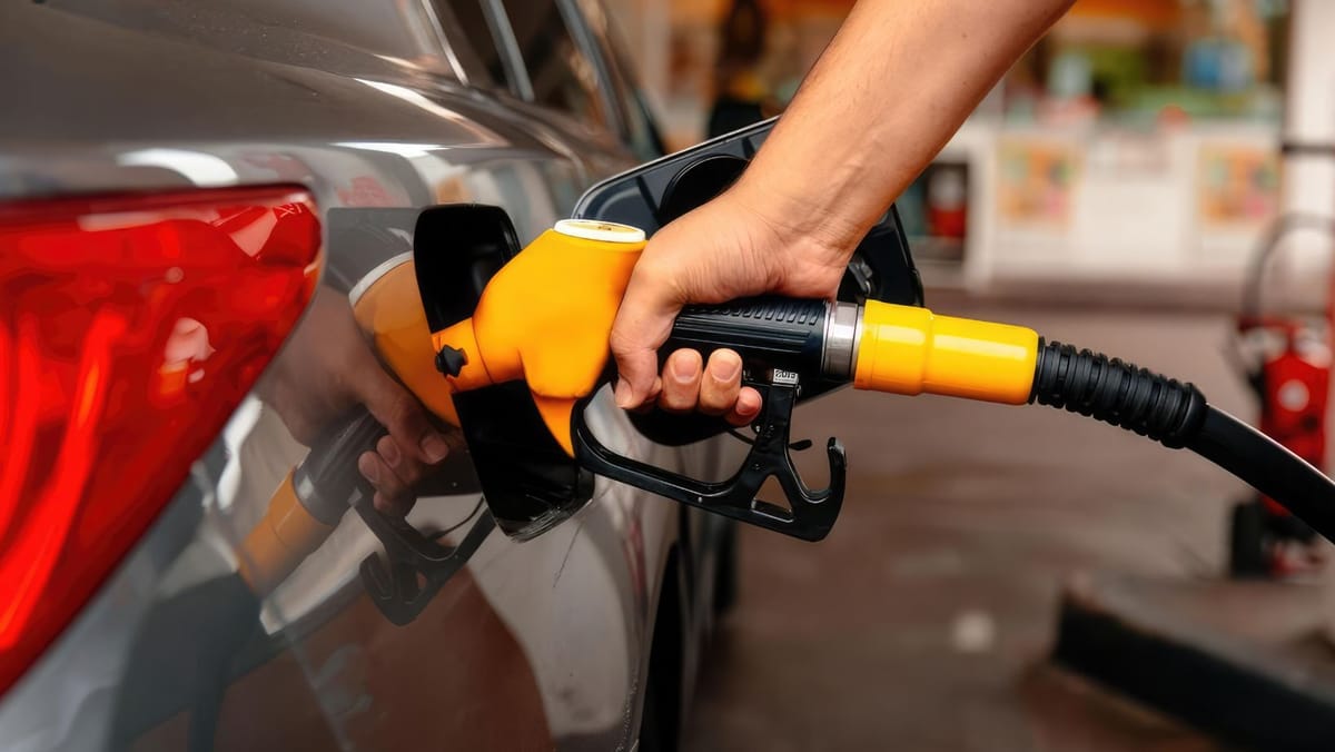 Carburanții se apropie de pragul de 30 de lei. Cât vor costa benzina și motorina vineri