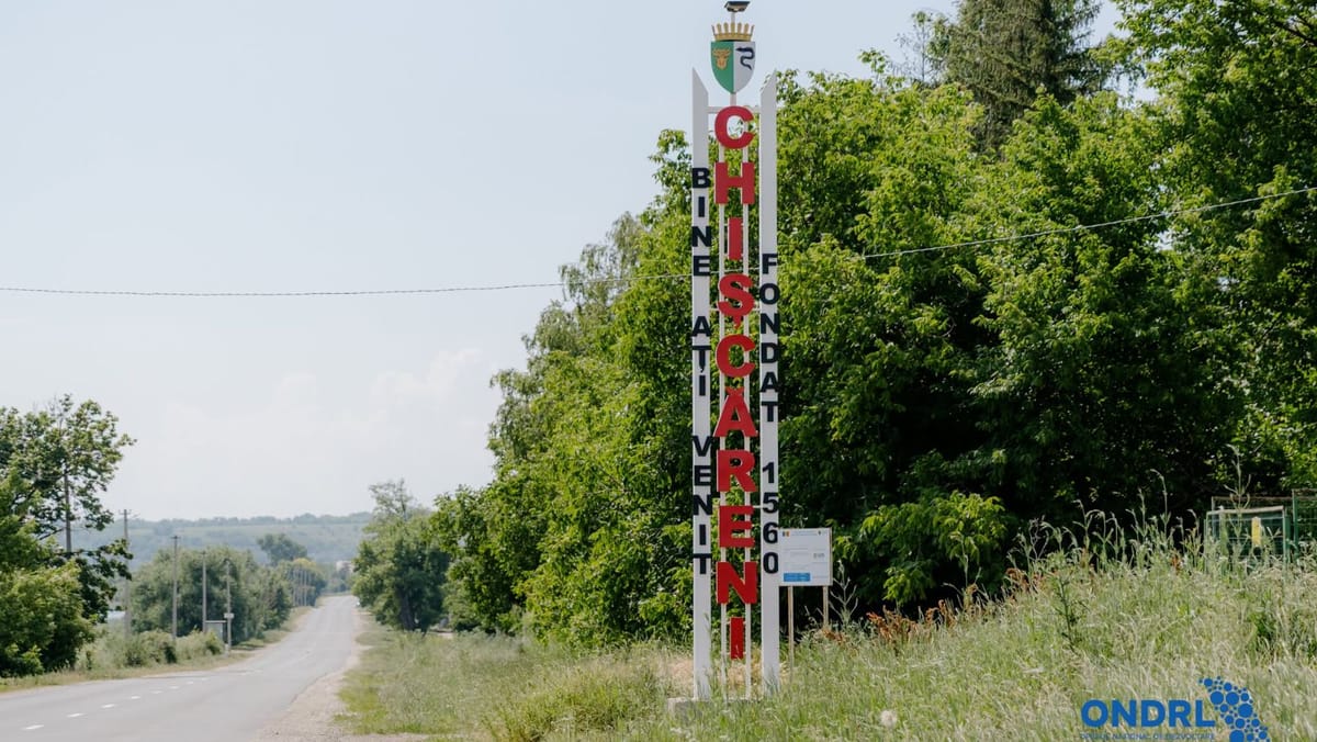 Fără grija ploilor la liceul și primăria din Chișcăreni. Cele două clădiri au acoperișuri noi