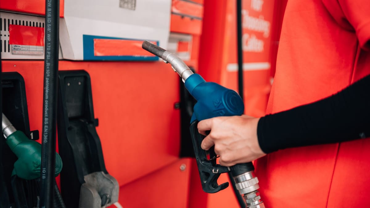 Motorina se scumpește cu 48 de bani într-o singură zi. Cât vor costa carburanții joi